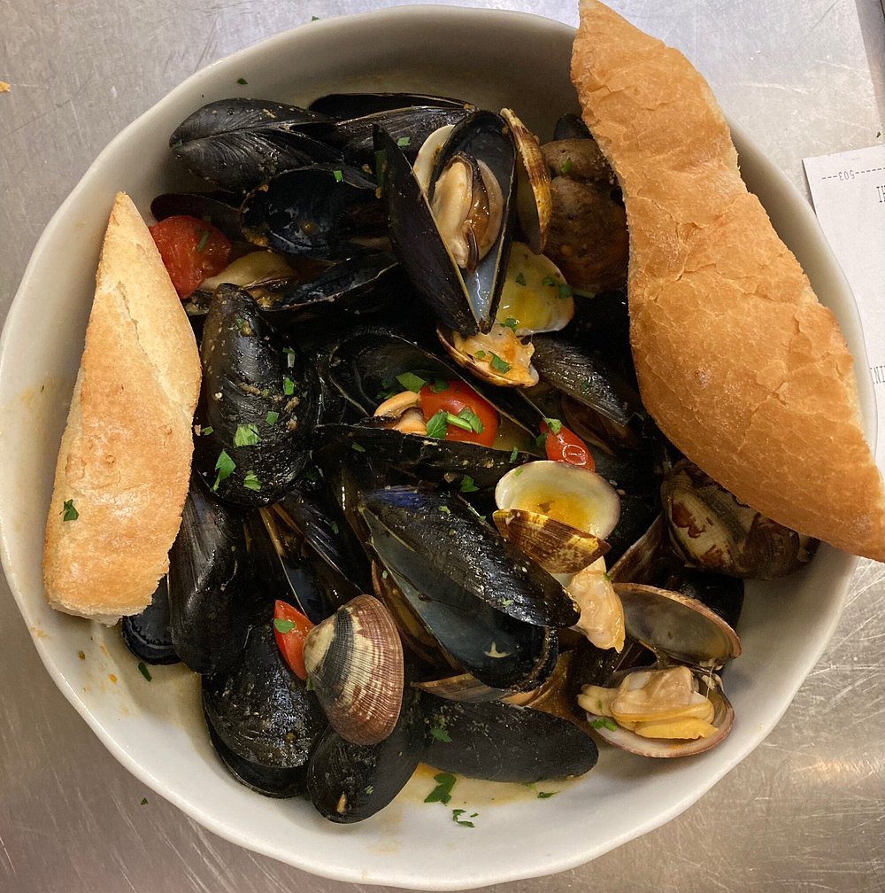 Zuppa di cozze e vongole con pane