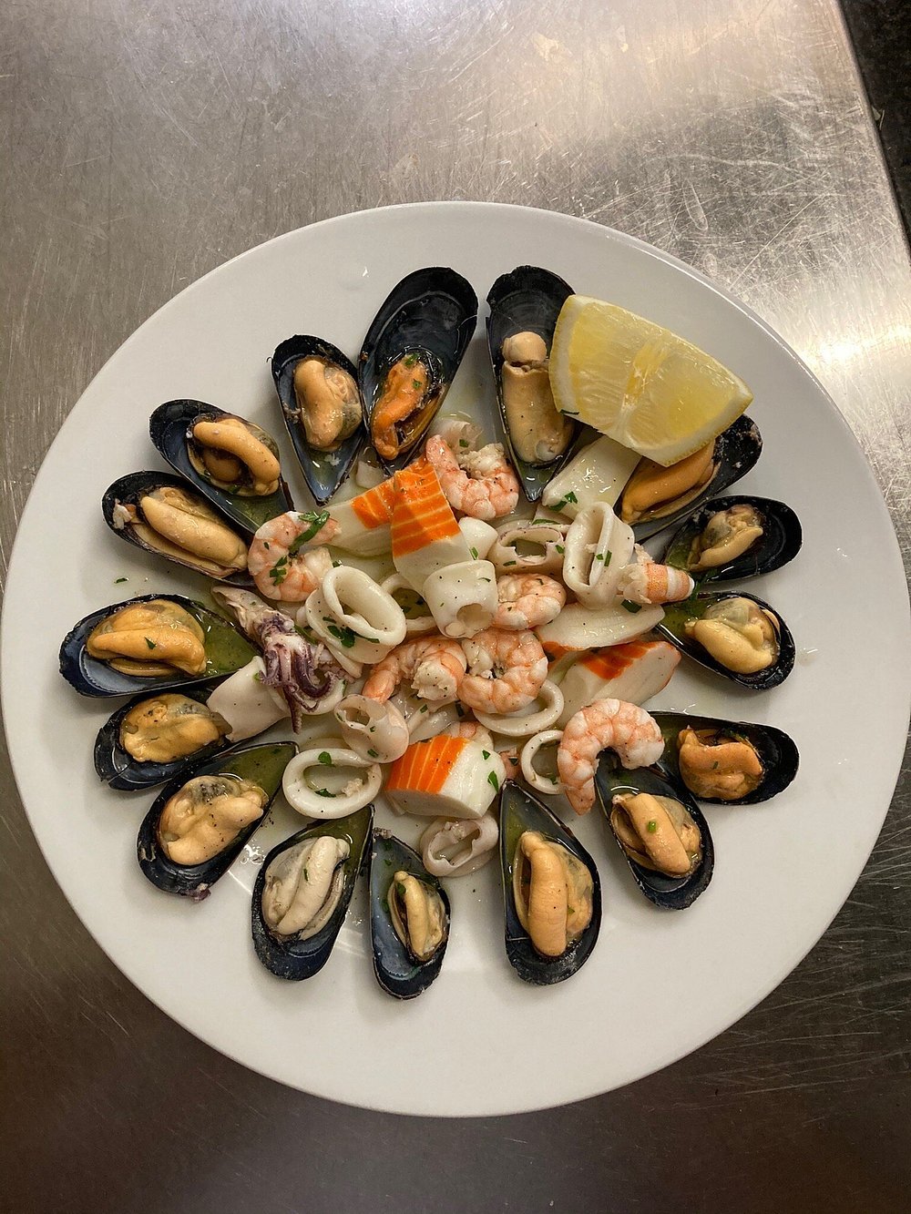 Insalata di mare con cozze, gamberi e calamari
