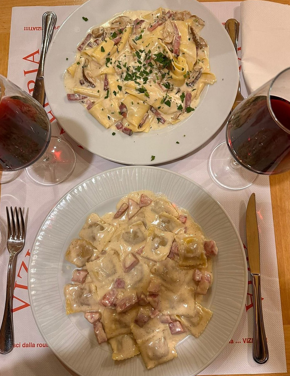 Pappardelle e ravioli con vino rosso